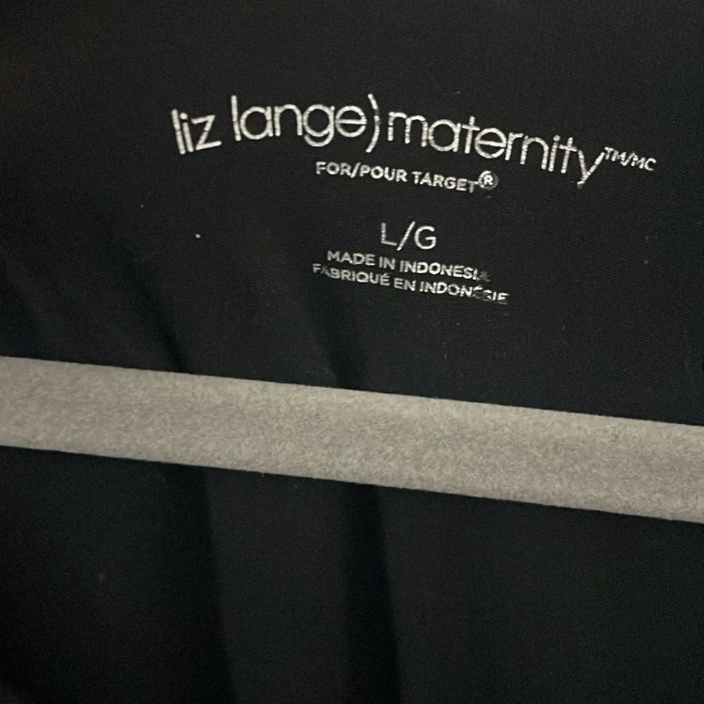 Liz Lange Maternity Black Crochet Accent Tee Size Large - Picture 3 of 6